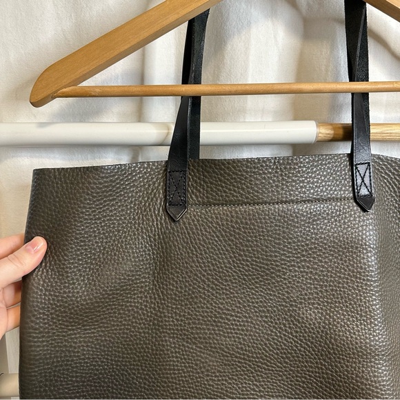 Madewell Transport Tote in Pebbled Leather, dark grey / brown - Picture 11 of 14